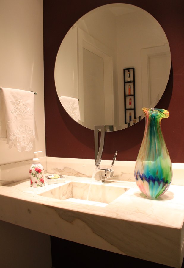 Lavabo em mármore com espelho redondo