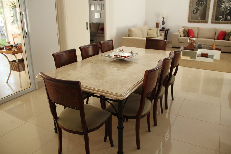 Mesa de jantar em mármore